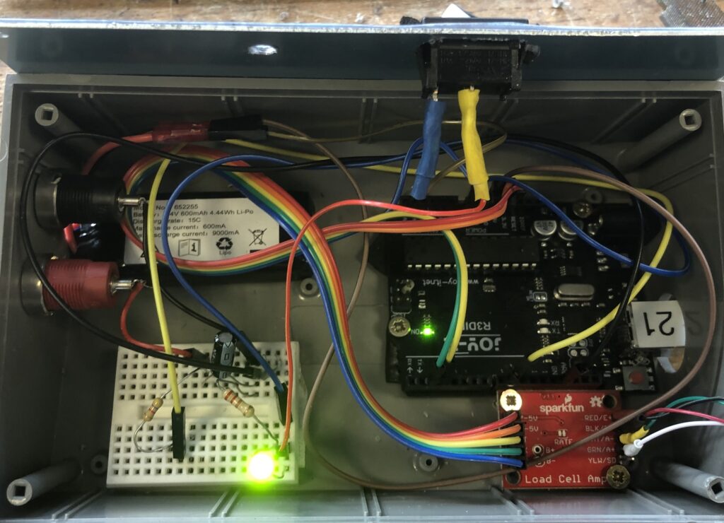 Alimentation par batterie Lipo, avec accès facile au câble de charge.
